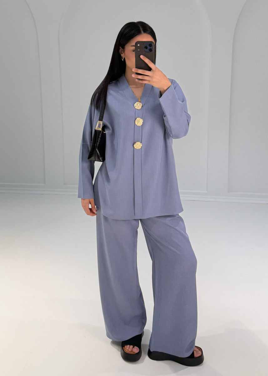 Zweiteiler mit Zierknöpfen