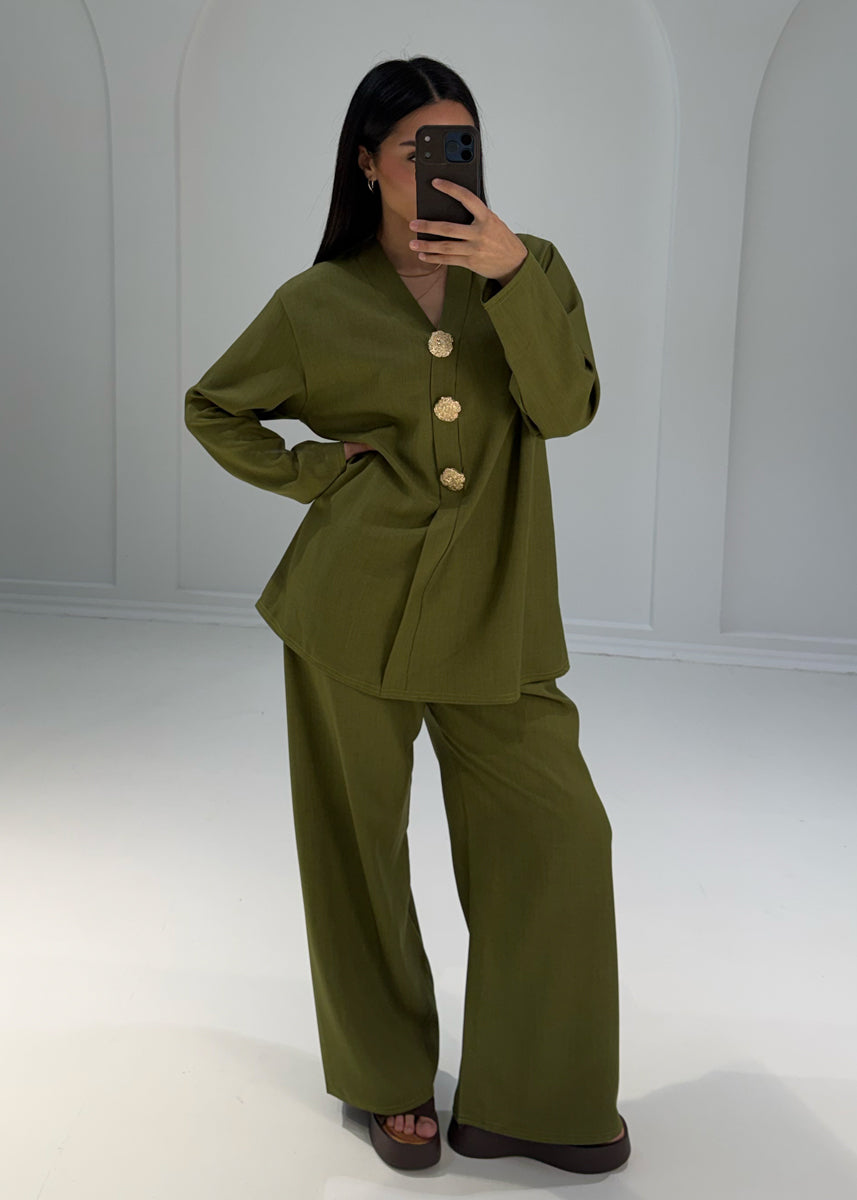 Zweiteiler mit Zierknöpfen