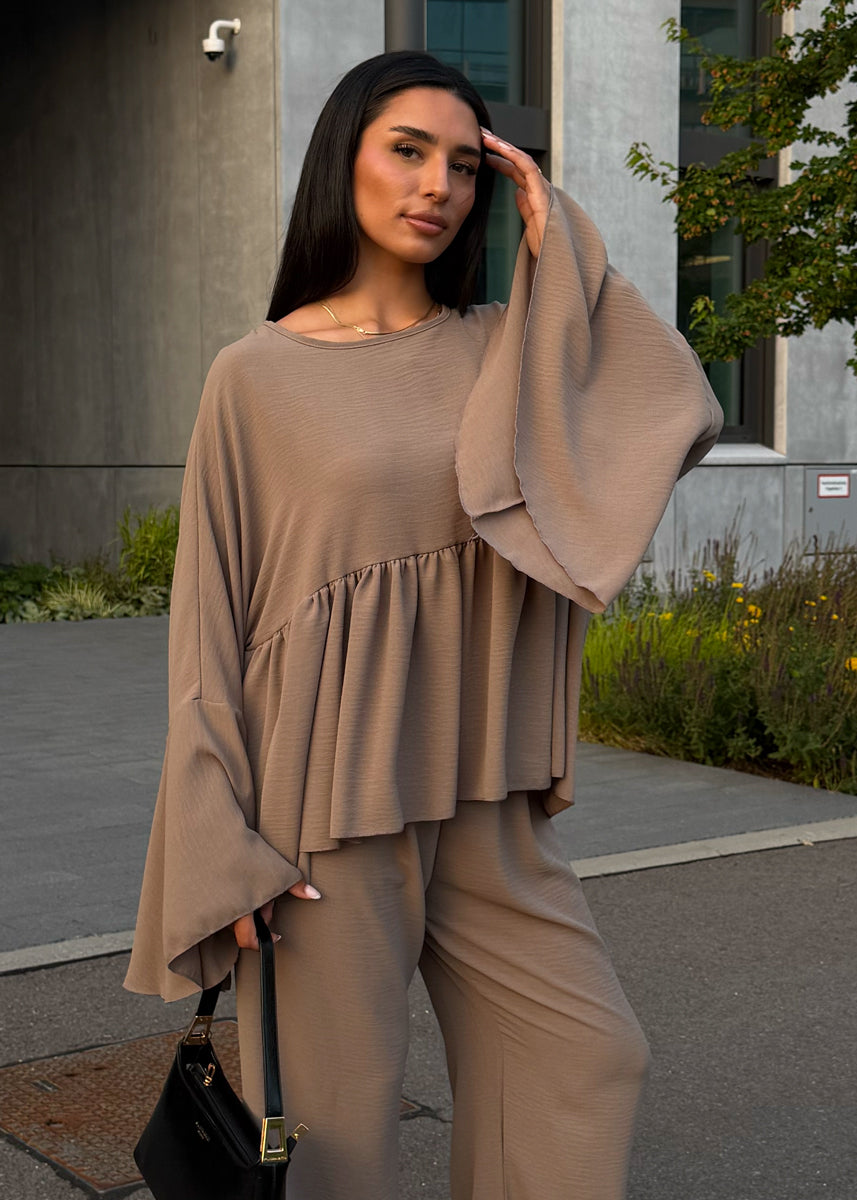 Zweiteiler mit Rüschen in Taupe