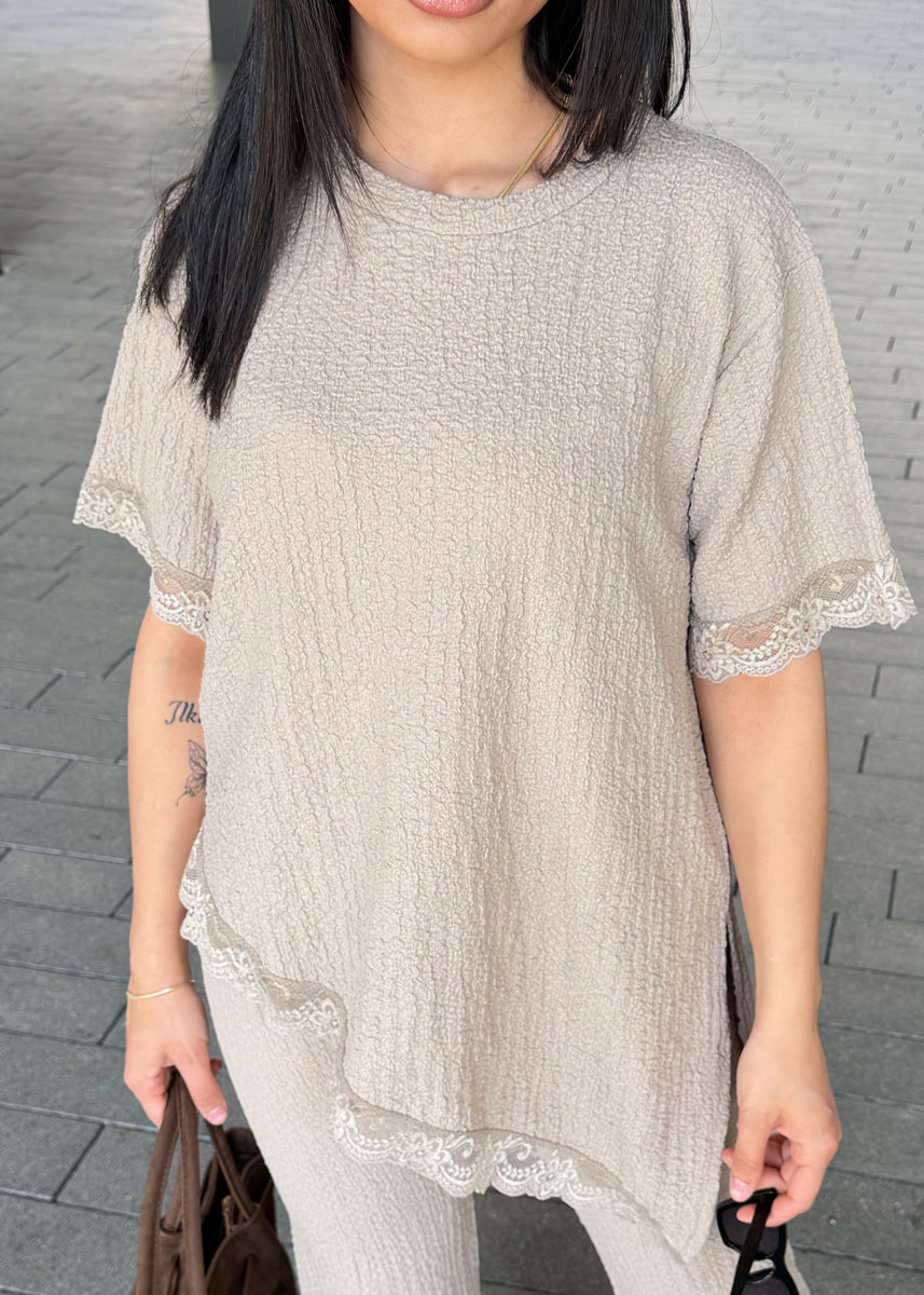 Zweiteiler mit Spitzendetails