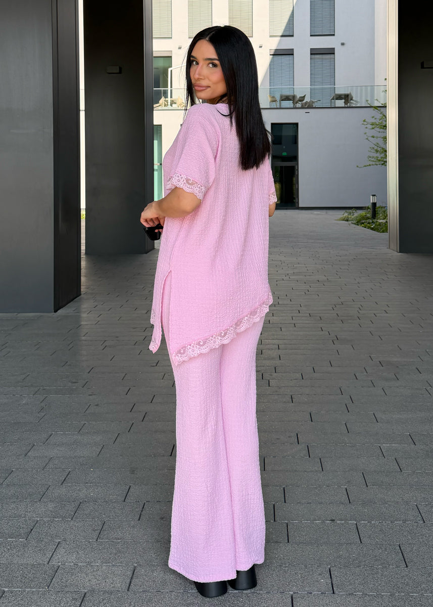 Zweiteiler mit Spitzendetails