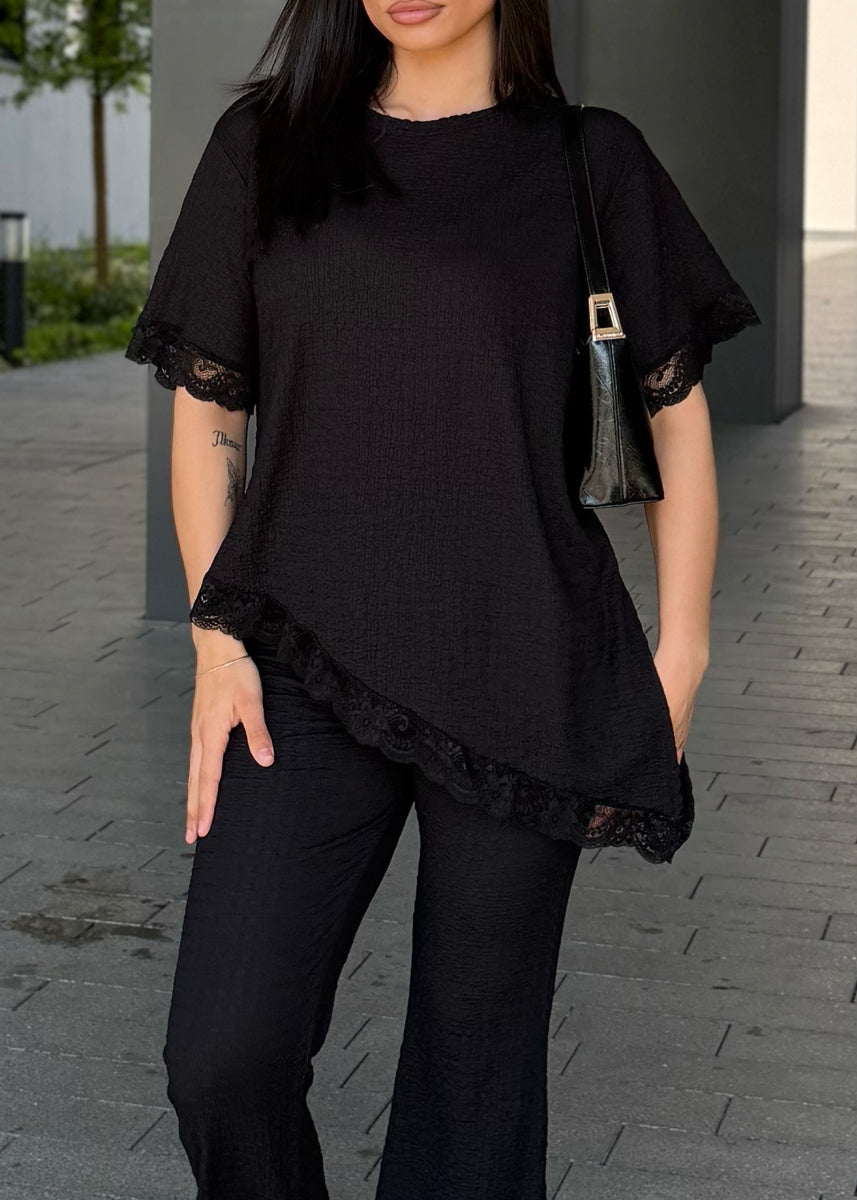 Zweiteiler mit Spitzendetails