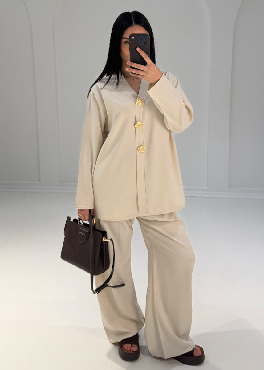 Zweiteiler mit Zierknöpfen