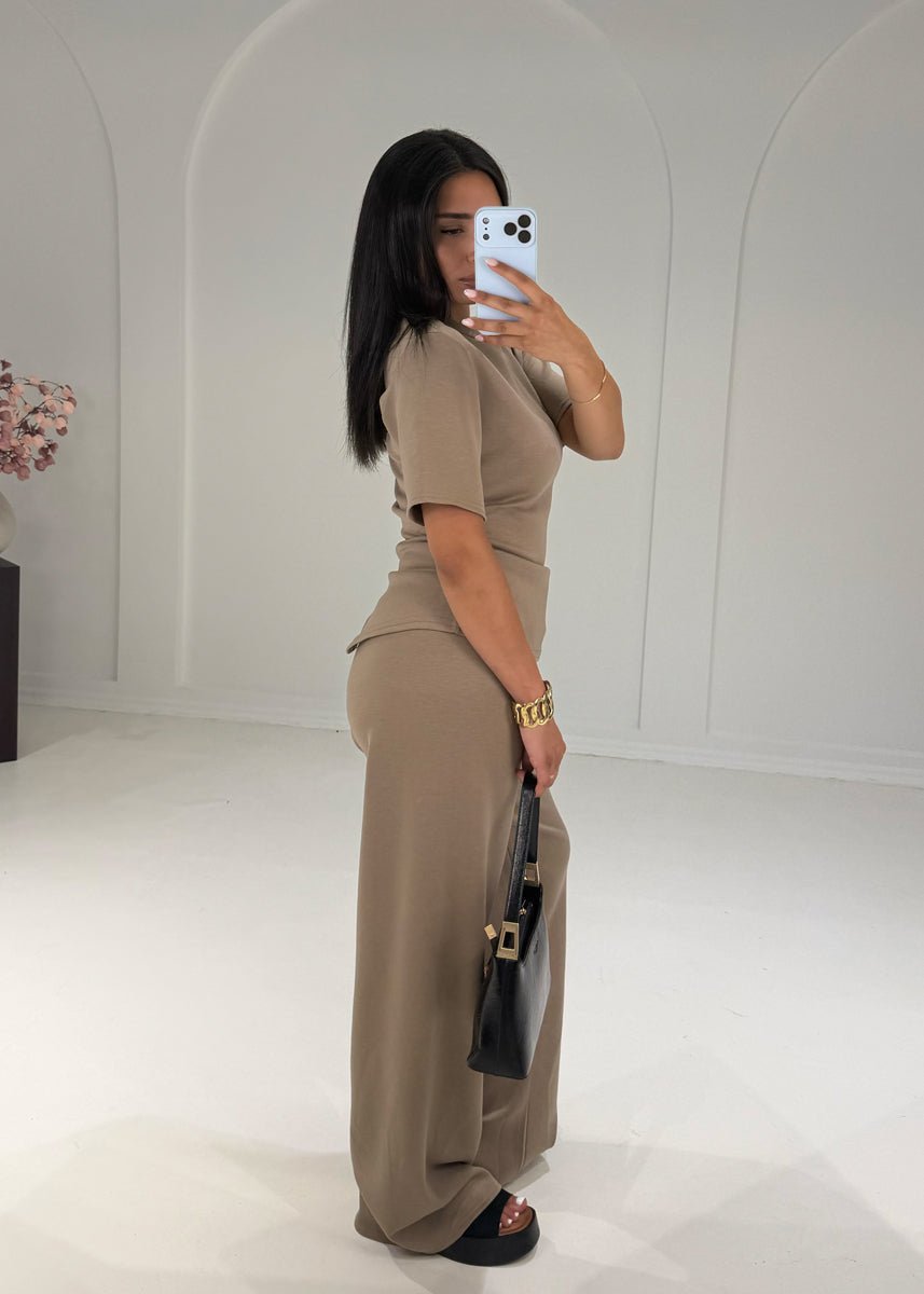 Zweiteiler Set mit gerafftem T-Shirt & weiter Hose – Taupe - NAHA