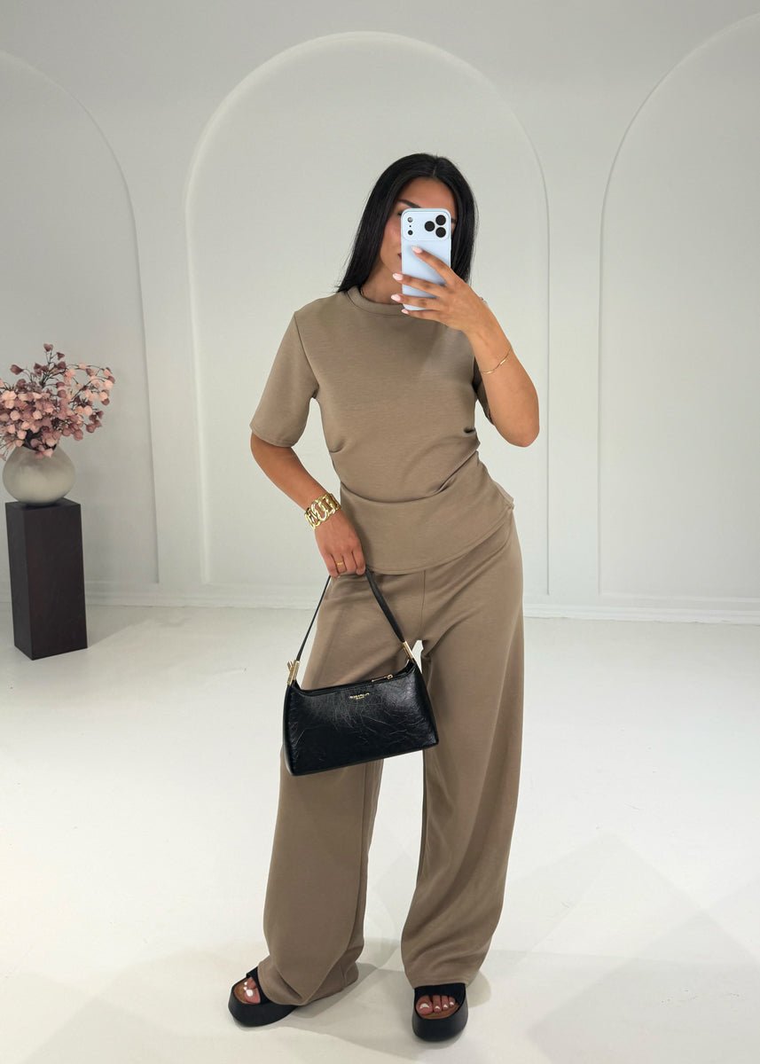 Zweiteiler Set mit gerafftem T-Shirt & weiter Hose – Taupe - NAHA