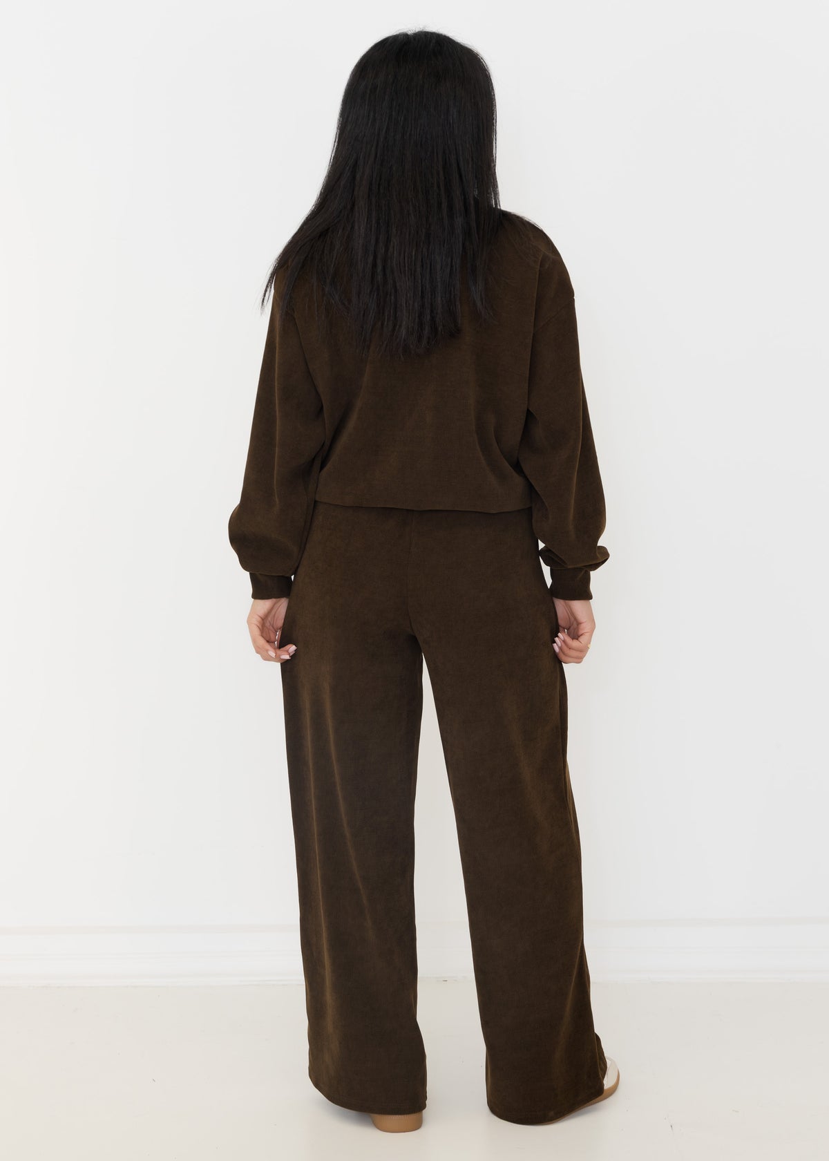 zweiteiler-sweatshirt-hose-braun-rueckansicht.jpg