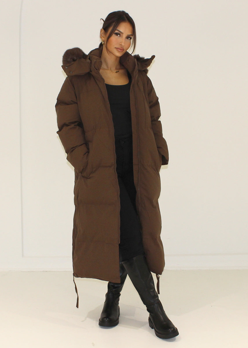 Winterparka mit Kapuze aus Kunstfell