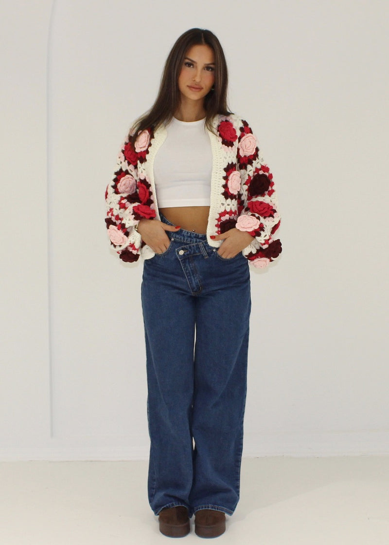 Handgehäkelte Strickjacke mit Blumenmuster