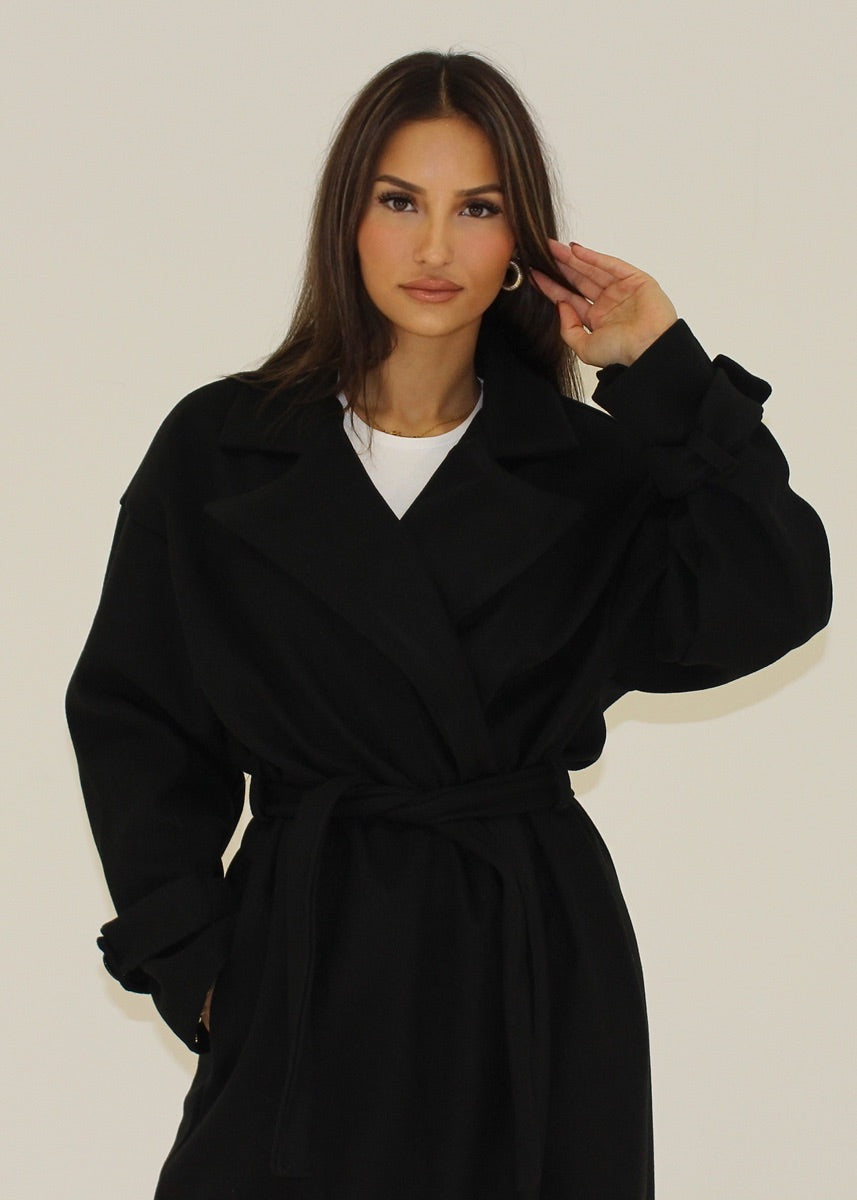 Langer Mantel mit Gürtel