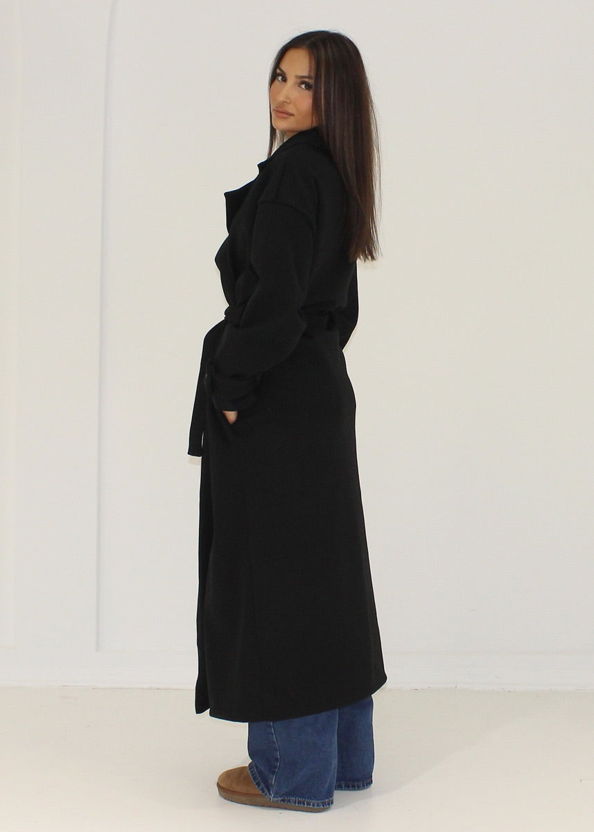 Langer Mantel mit Gürtel