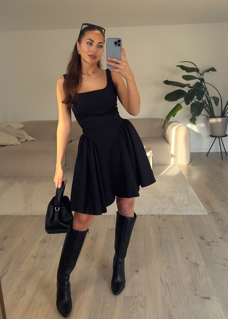 Minikleid mit Volant-Details