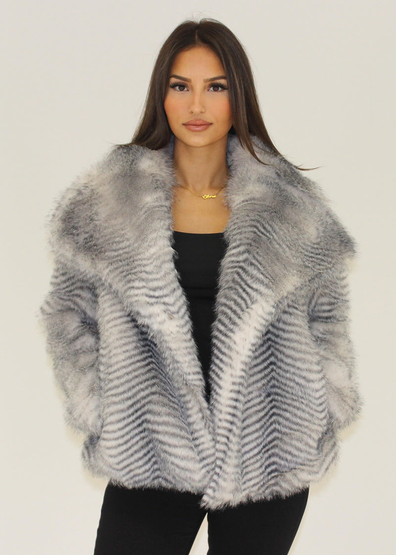 Kunstfelljacke mit weitem Kragen