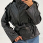 Kurze Kunstlederjacke mit Gürtel