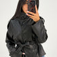 Kurze Kunstlederjacke mit Gürtel