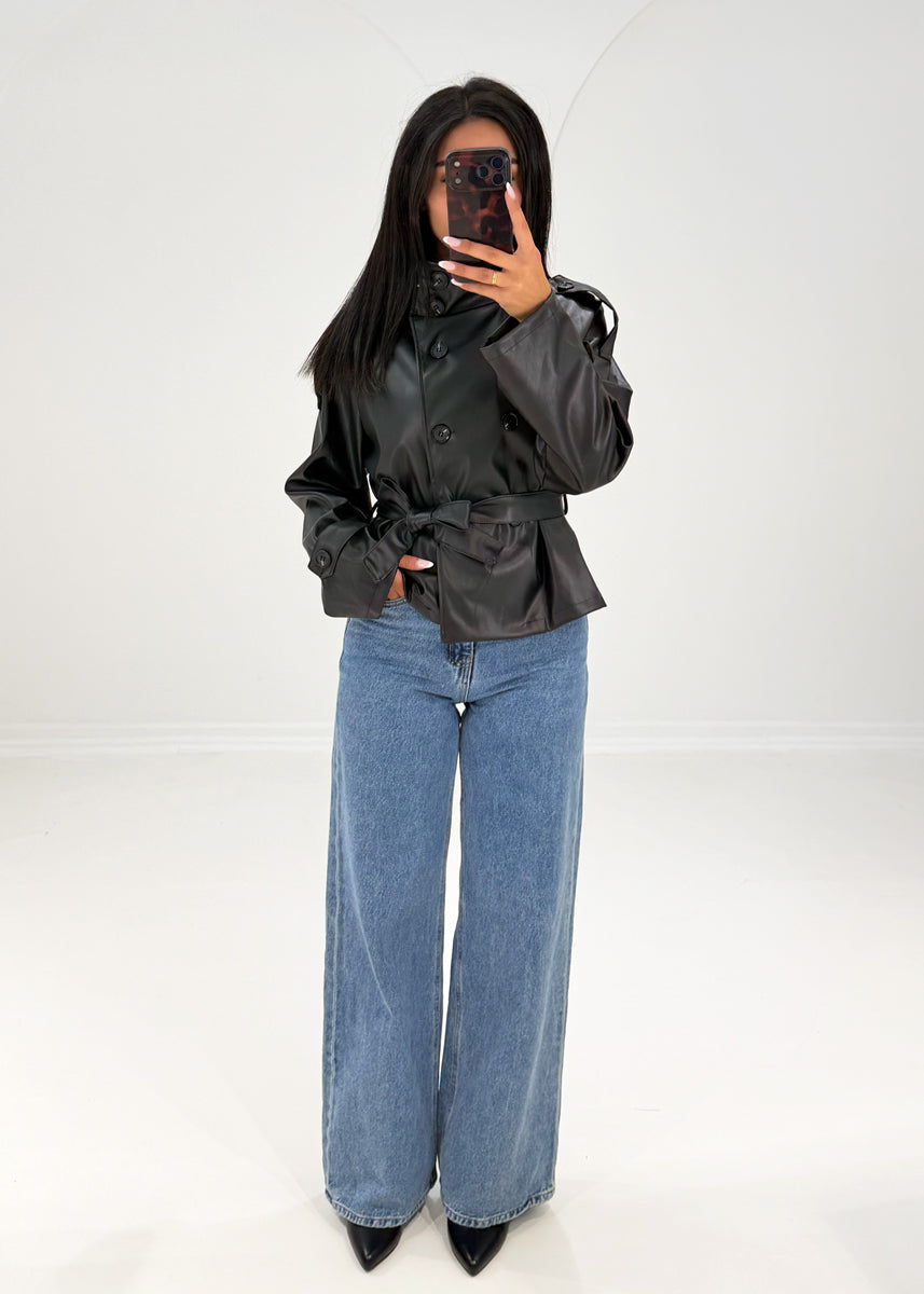 Kurze Kunstlederjacke mit Gürtel