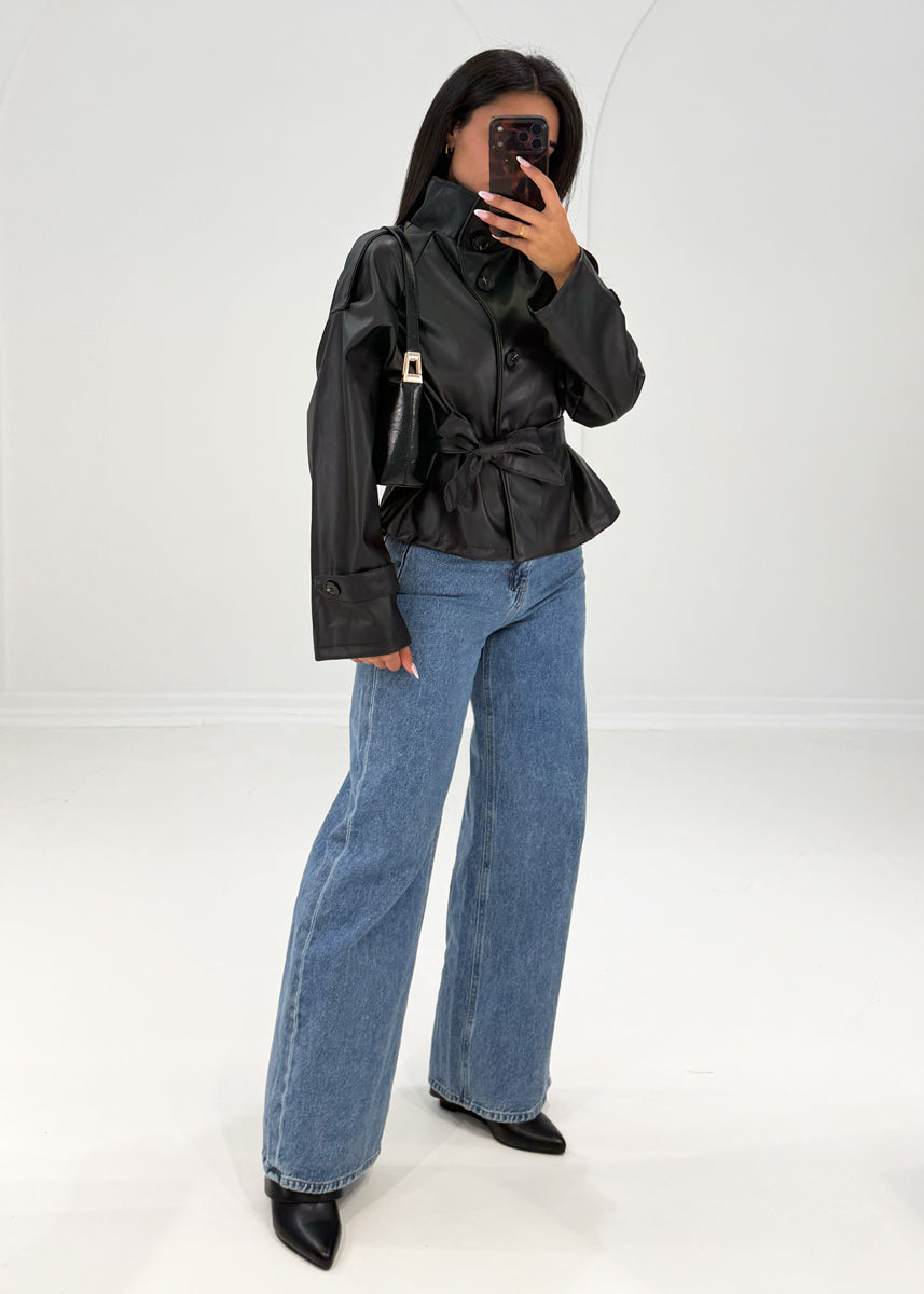Kurze Kunstlederjacke mit Gürtel