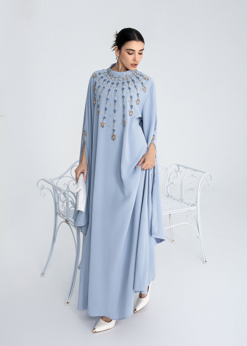 Maxikleid mit Perlenstickerei und Cape-Ärmeln