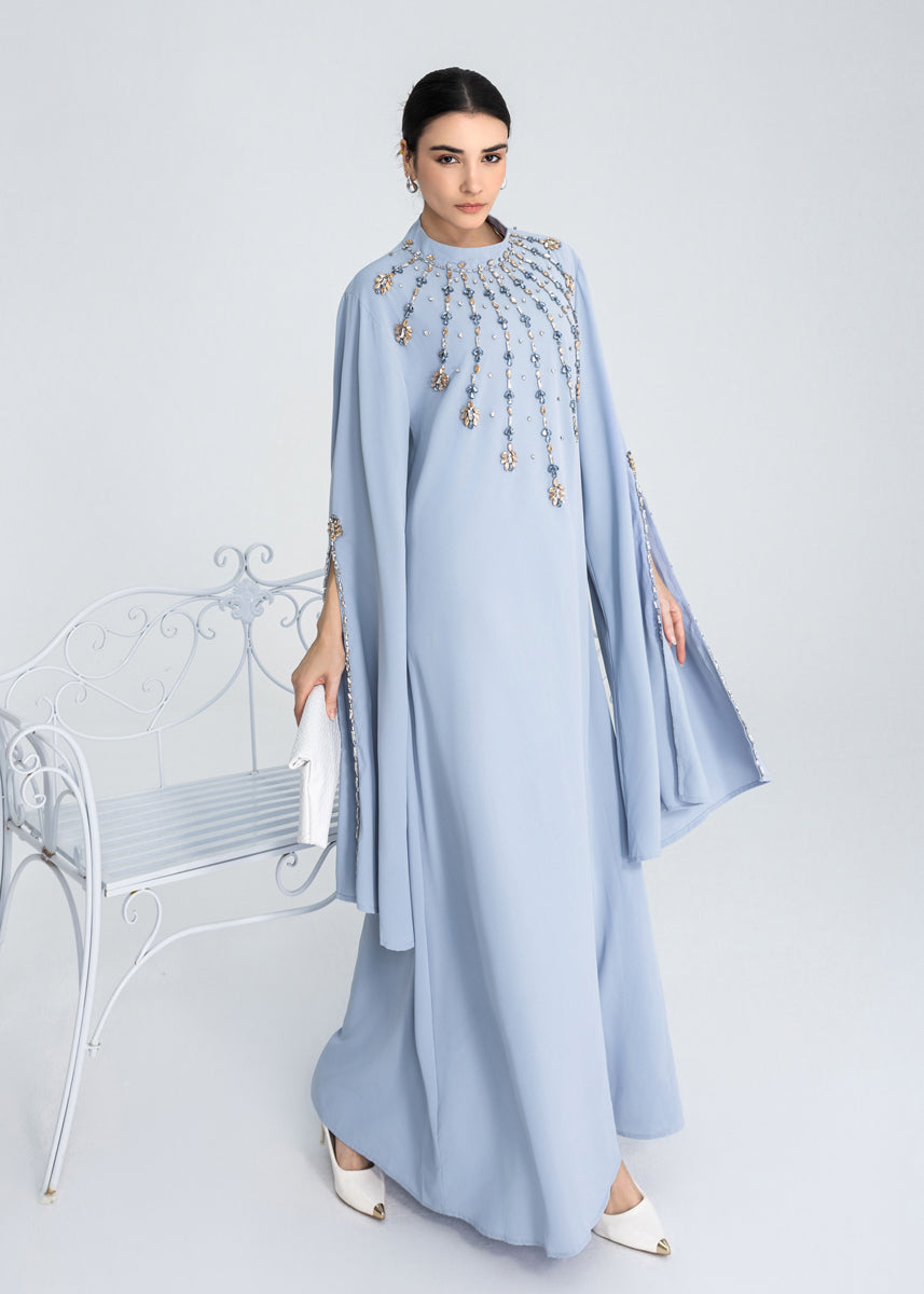 Maxikleid mit Perlenstickerei und Cape-Ärmeln