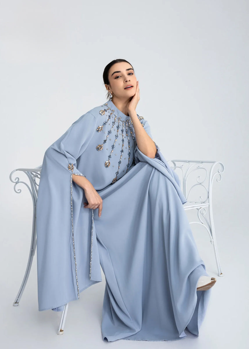 Maxikleid mit Perlenstickerei und Cape-Ärmeln