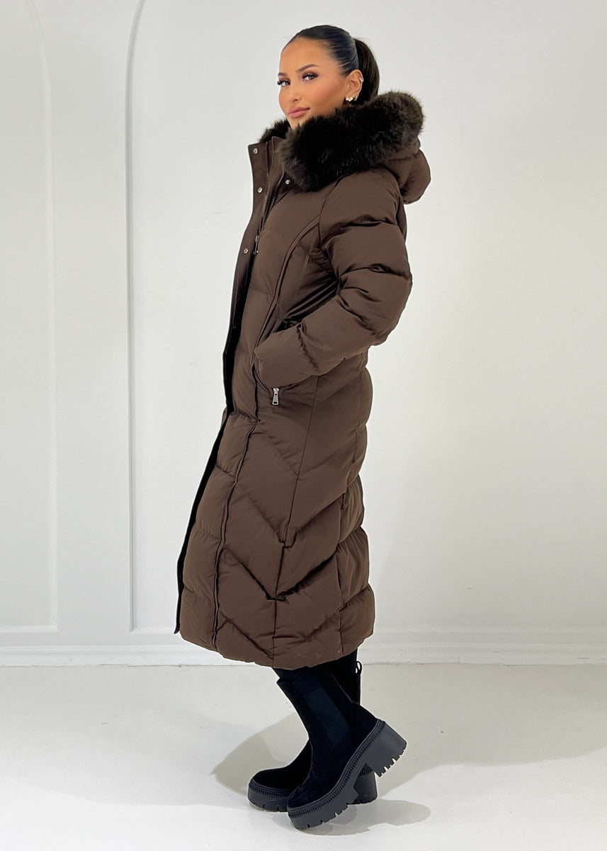 Langer Steppmantel mit Kunstfellkapuze