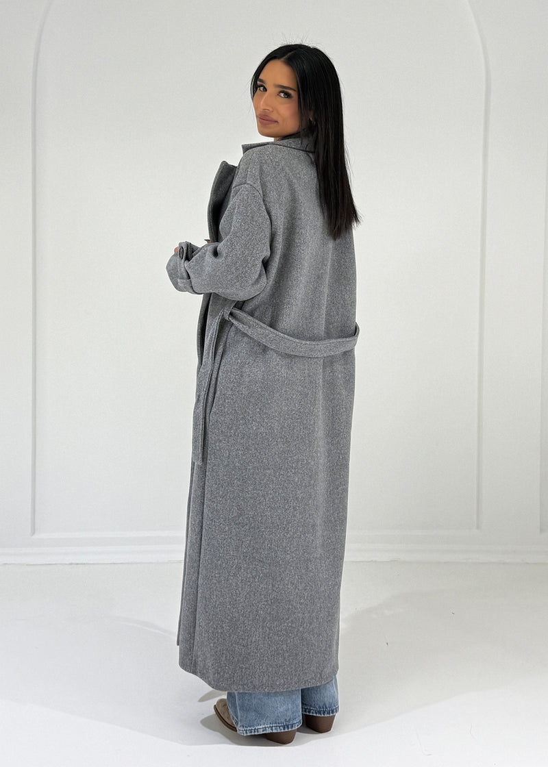 Langer Mantel mit Gürtel