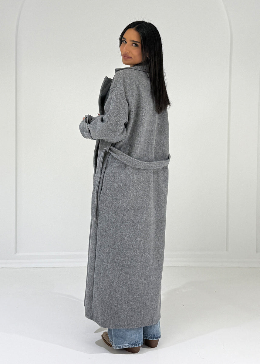 Langer Mantel mit Gürtel