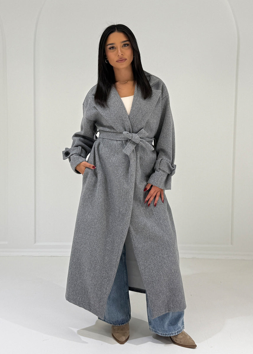 Langer Mantel mit Gürtel