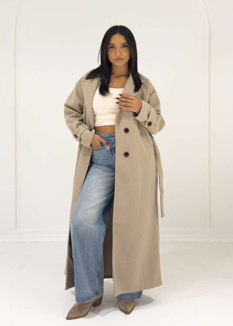 Langer Mantel mit Knöpfen