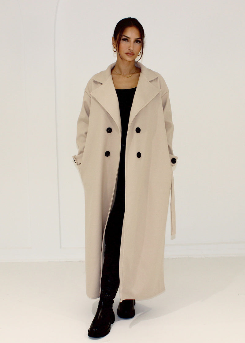 Langer Mantel mit Knöpfen