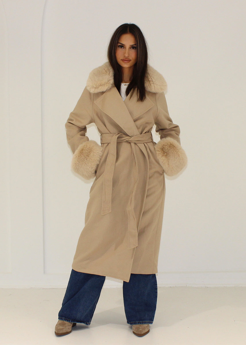 Mantel mit Kunstfellkragen und Bindegürtel
