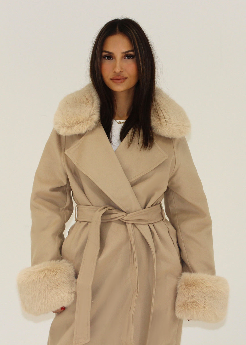 Mantel mit Kunstfellkragen und Bindegürtel