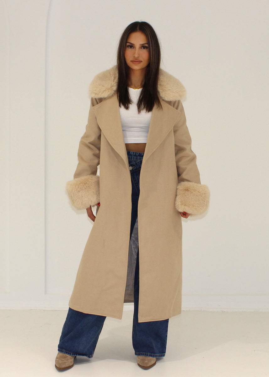 Mantel mit Kunstfellkragen und Bindegürtel