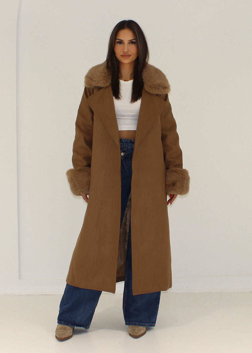 Mantel mit Kunstfellkragen und Bindegürtel