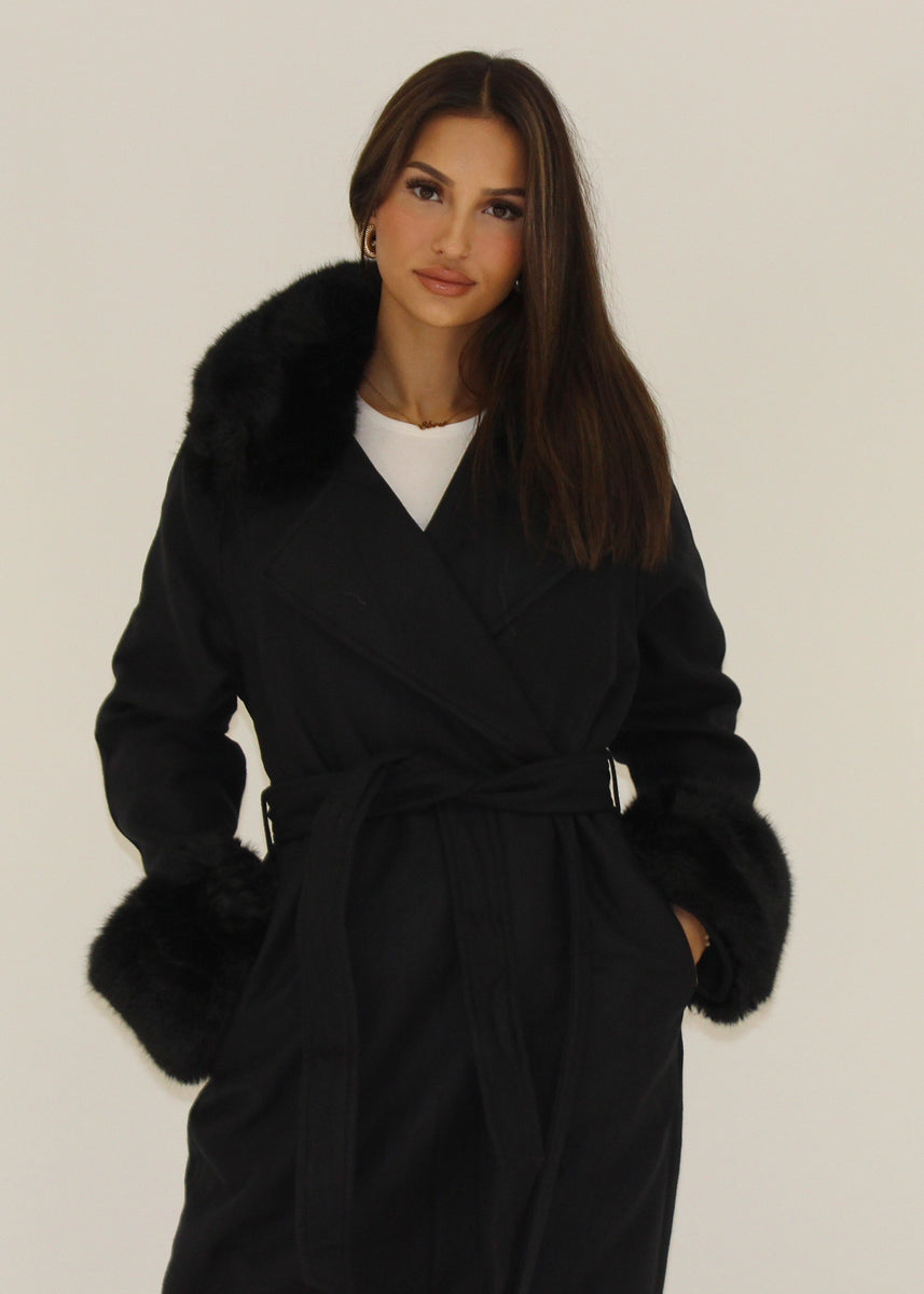 Mantel mit Kunstfellkragen und Bindegürtel