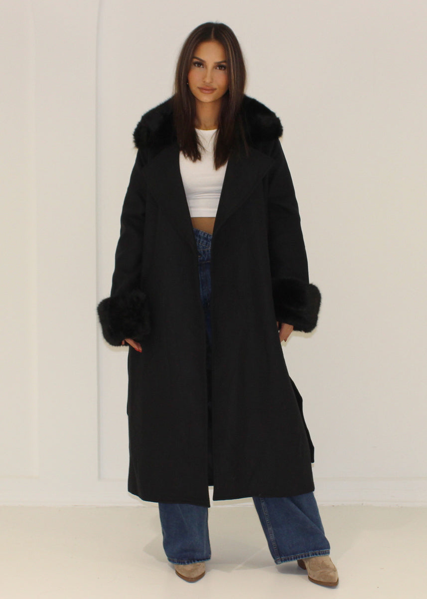 Mantel mit Kunstfellkragen und Bindegürtel