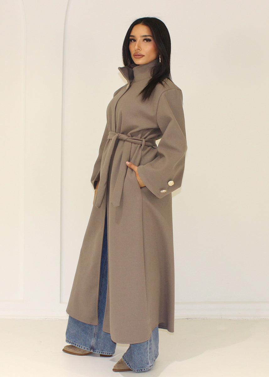 Langer Mantel mit Stehkragen