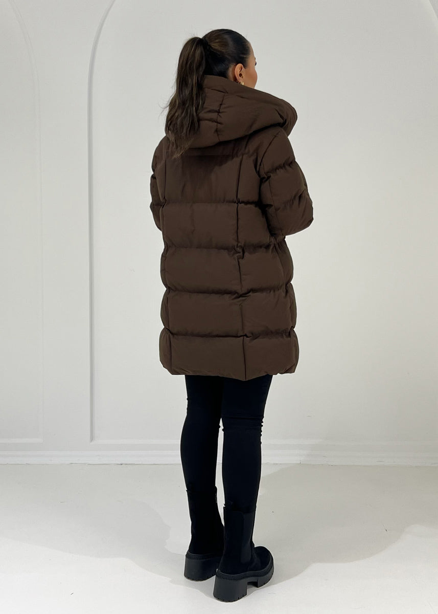 Mittellange Steppjacke mit Bindegürtel