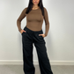 Frau trägt schwarze Straight Sweat Pants mit elastischem Bund – sportlich-cleaner Look von NAHA

