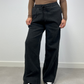 Frau trägt schwarze Straight Sweat Pants mit elastischem Bund – sportlich-cleaner Look von NAHA

