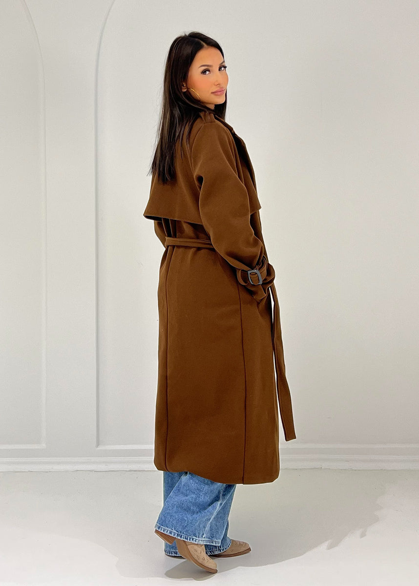 Langer Trenchcoat mit Bindegürtel