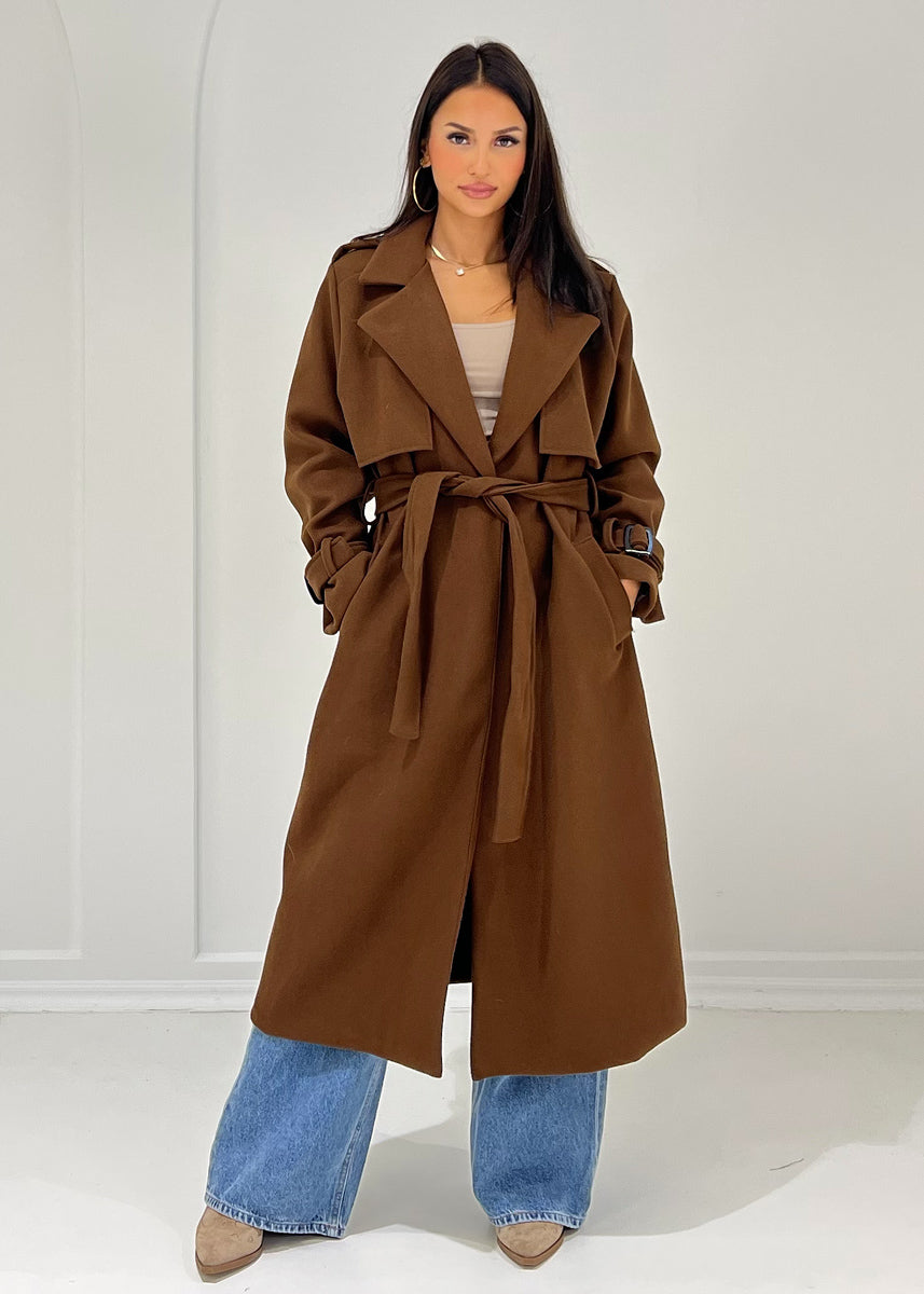 Langer Trenchcoat mit Bindegürtel