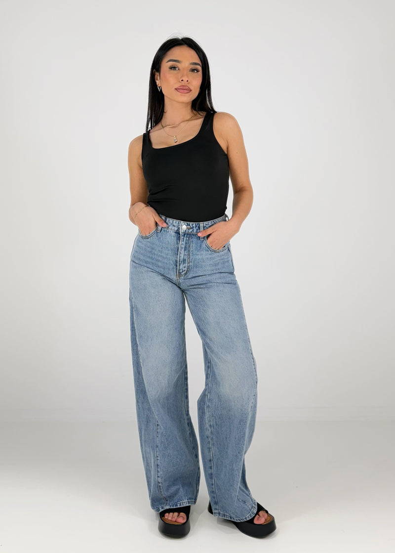 Jeans mit weitem Bein und hoher Taille