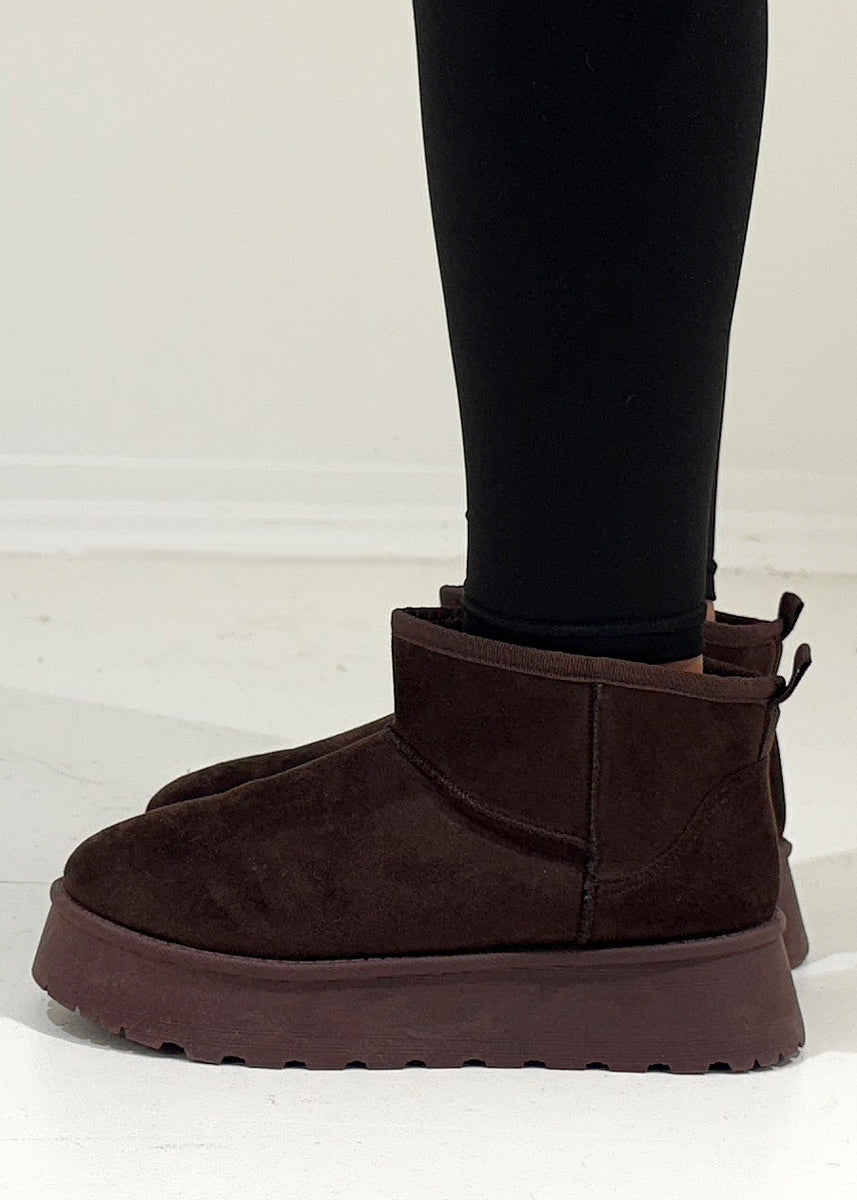 Gefütterte Boots mit Plateau-Sohle