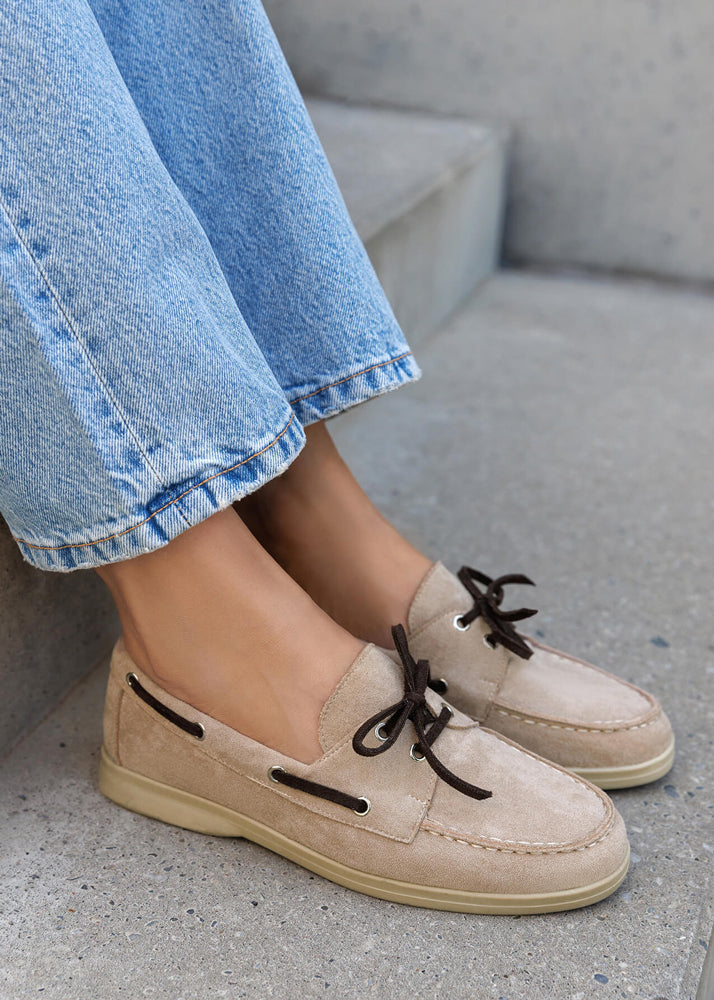 Beige Bootsschuhe in Wildlederoptik mit braunen Schnürsenkeln