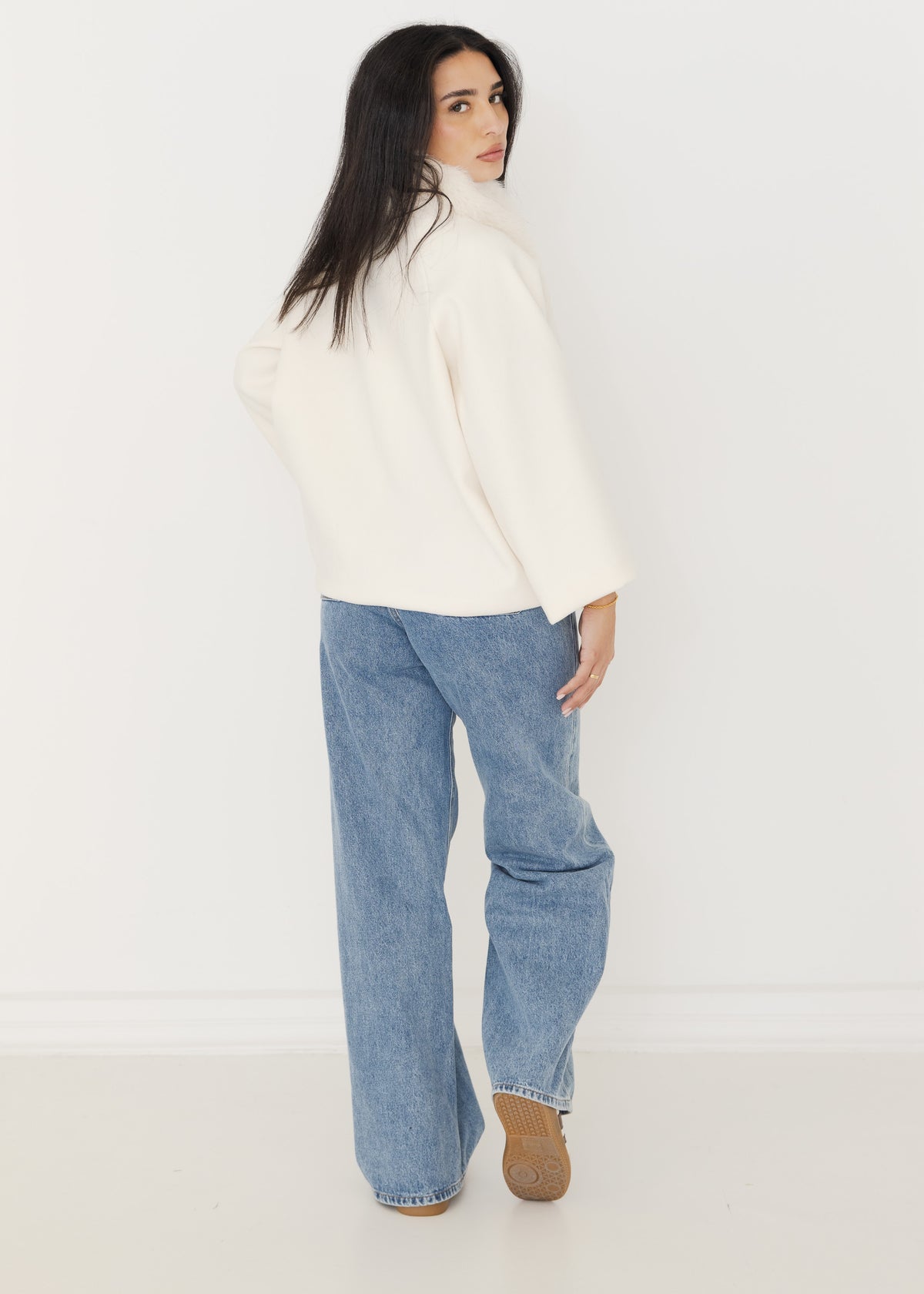 Rückansicht der Damen Cape-Jacke in Creme mit ausgestelltem Oversize-Schnitt