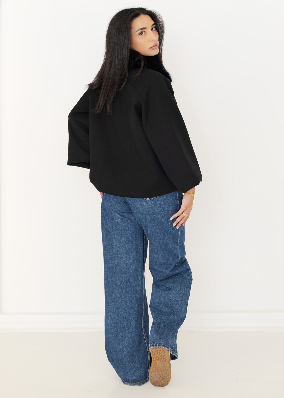 Rückansicht der Damen Cape-Jacke in Schwarz mit ausgestelltem Oversize-Schnitt