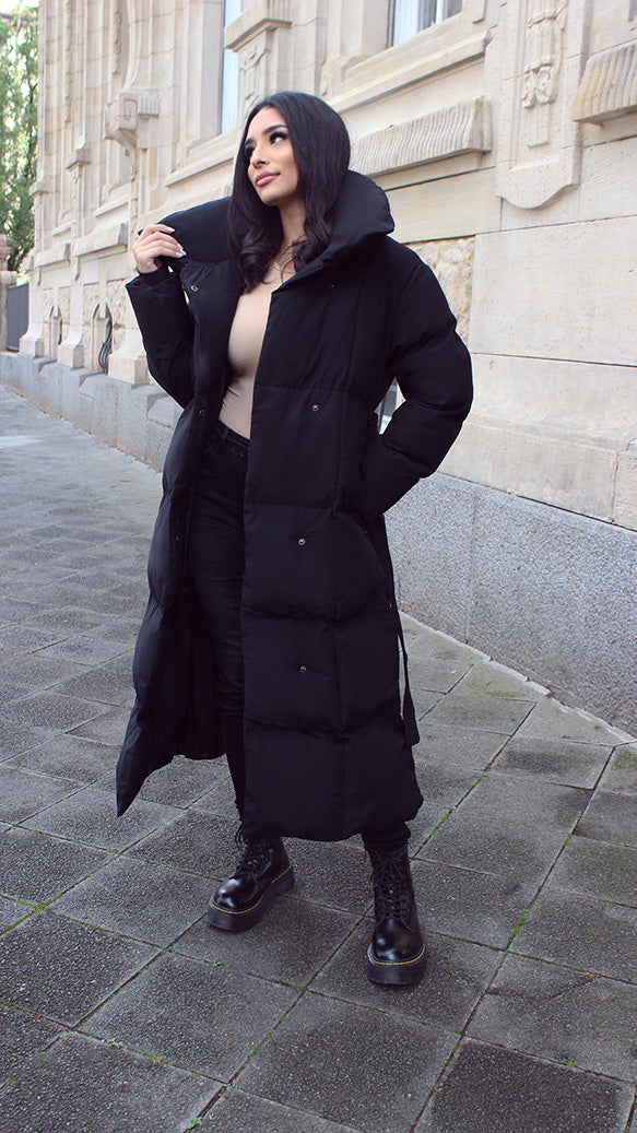 Damen lange Winterjacke in Schwarz – Outdoor Lifestyle Look offen getragen – NAHA