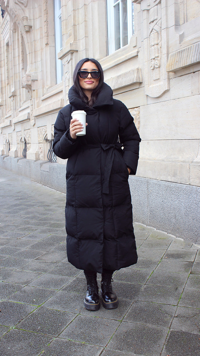 Damen lange Winterjacke in Schwarz mit Bindegürtel – NAHA