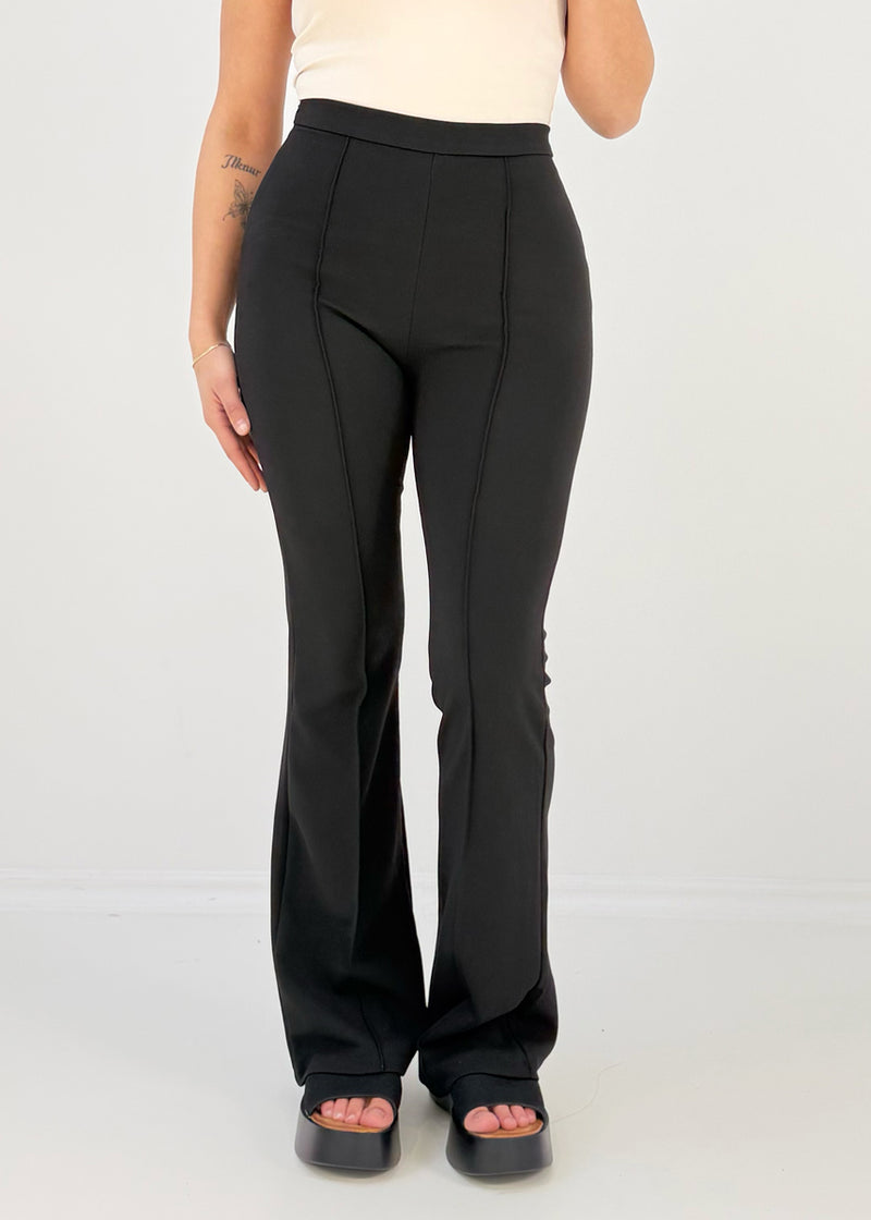 Hose mit Schlag und Nahtdetails