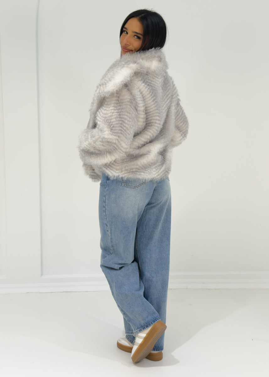 Kunstfelljacke mit weitem Kragen